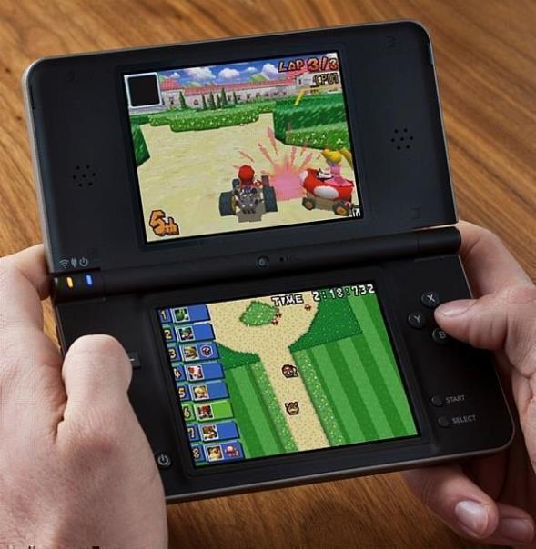 Nintendo DSi XL mit Mario Kart